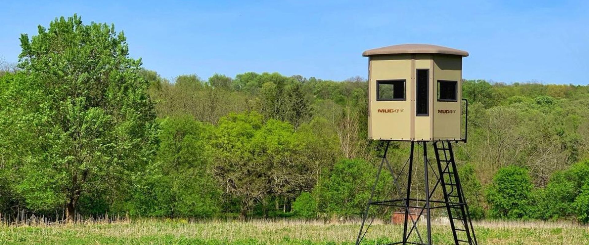 A hunting blind in a green field, when is SC deer season concept.