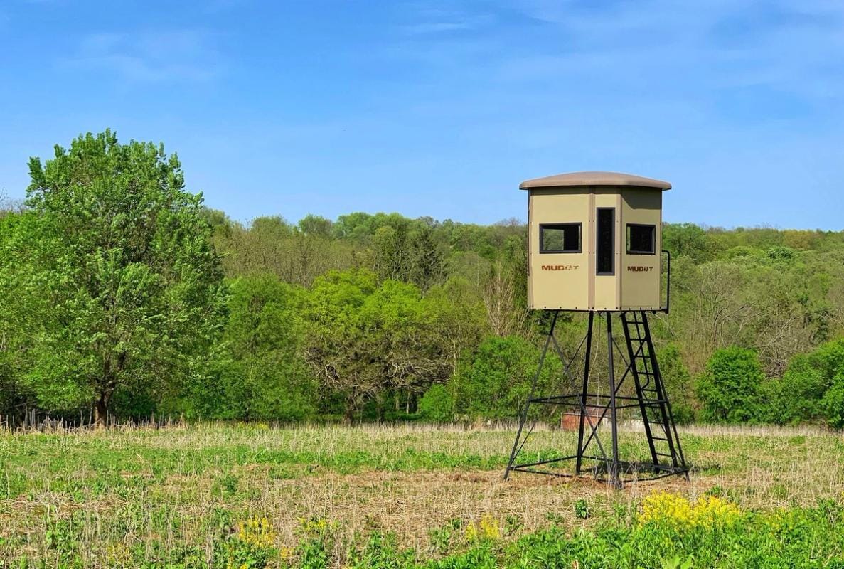 A hunting blind in a green field, when is SC deer season concept.