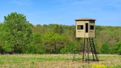 A hunting blind in a green field, when is SC deer season concept.